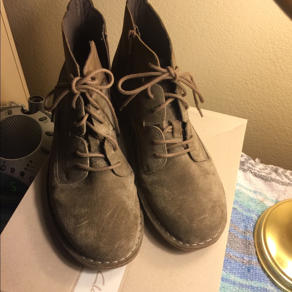 Clark’s wide lightweight suede comfort boots 11